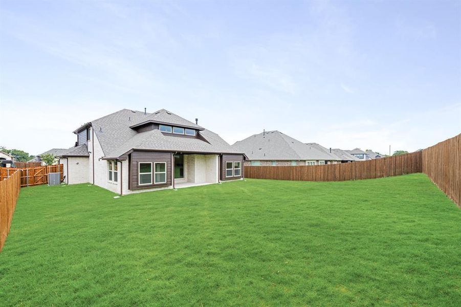 Exterior details and patio area of a home in Hampton Park, Glenn Heights (Image 21).