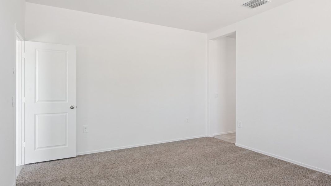 Spacious, unfurnished interior of a new home in Quail Ranch, San Tan Valley (Image 17).
