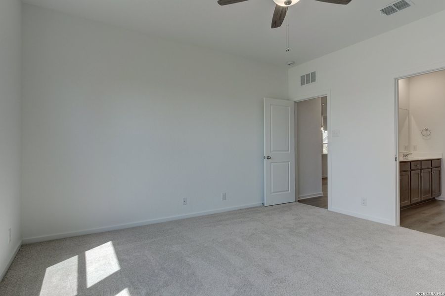 Spacious, unfurnished interior of a new home in Hennersby Hollow, San Antonio (Image 32).