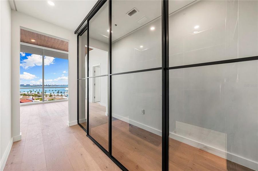 Spacious, unfurnished interior of a new home in , Sarasota (Image 18).