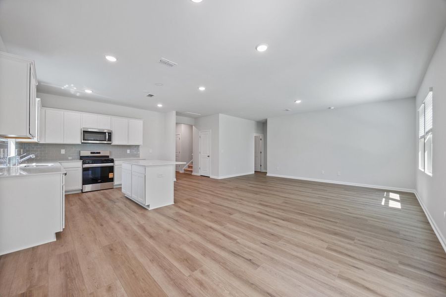 Spacious, unfurnished interior of a new home in Bradford Pointe, Summerville (Image 10).