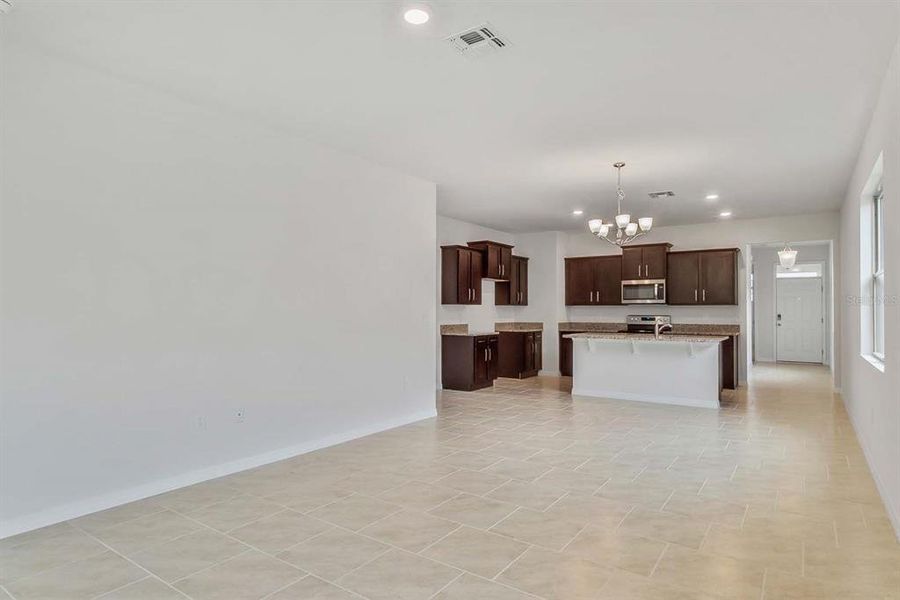 Spacious, unfurnished interior of a new home in Lakes of Mount Dora, Mount Dora (Image 10).