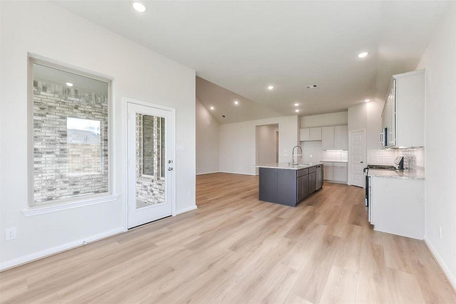 Spacious, unfurnished interior of a new home in River Ranch Meadows, Dayton (Image 21).