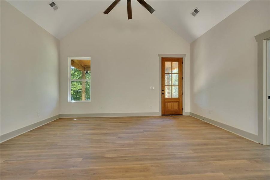 Spacious, unfurnished interior of a new home in , Silver Creek (Image 21).