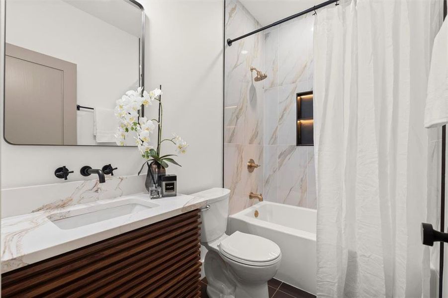 Furnished interior view inside a new home in , Atlanta (Image 44).