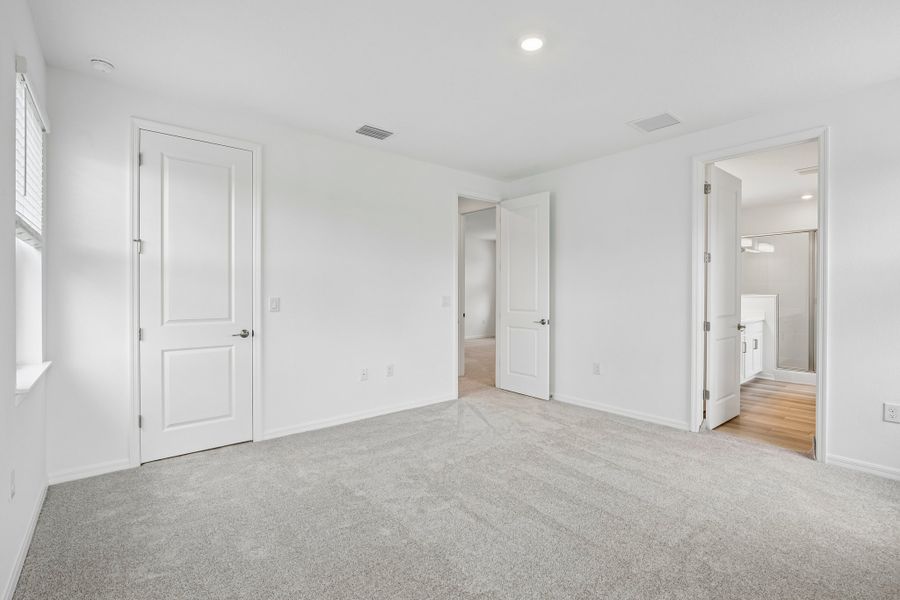 Spacious, unfurnished interior of a new home in Tiburon, Nokomis (Image 16).