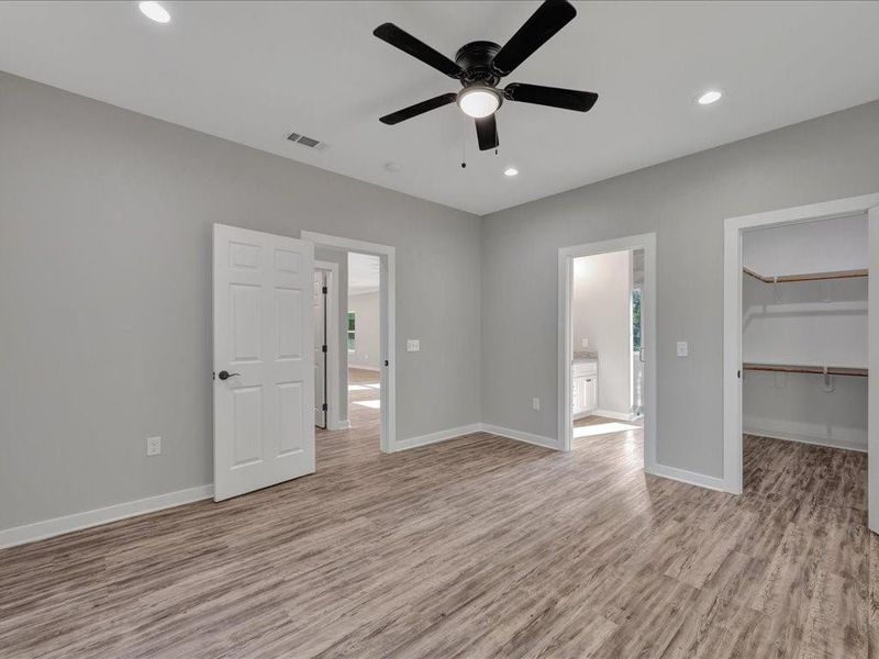 Spacious, unfurnished interior of a new home in , Lufkin (Image 15).