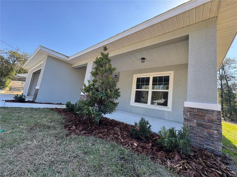 Exterior details and patio area of a home in , Dunnellon (Image 4).