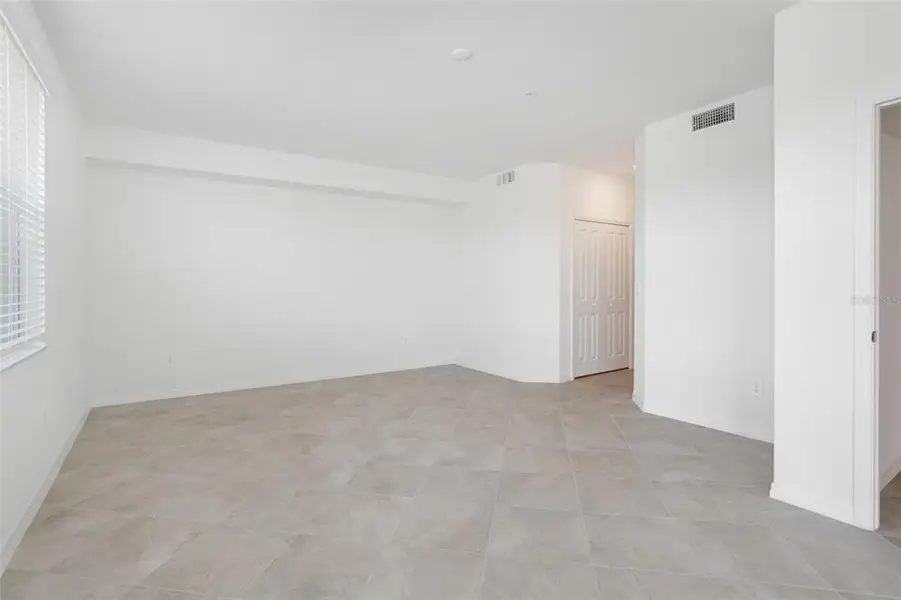 Spacious, unfurnished interior of a new home in Calusa Country Club, Lakewood Ranch (Image 32).