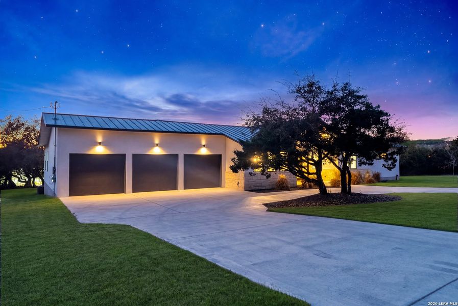 Exterior details and patio area of a home in , San Antonio (Image 30).