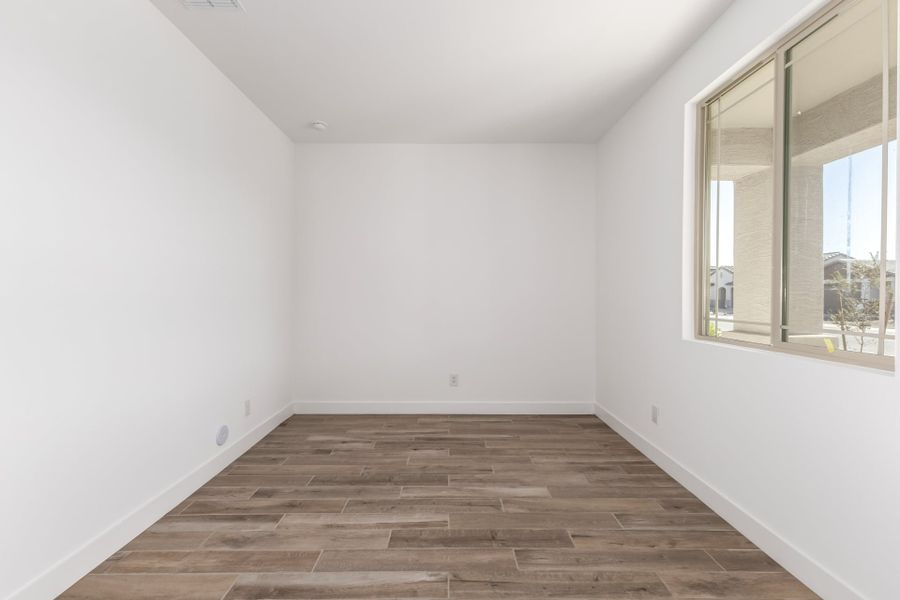 Spacious, unfurnished interior of a new home in Bella Vista Farms, San Tan Valley (Image 10).