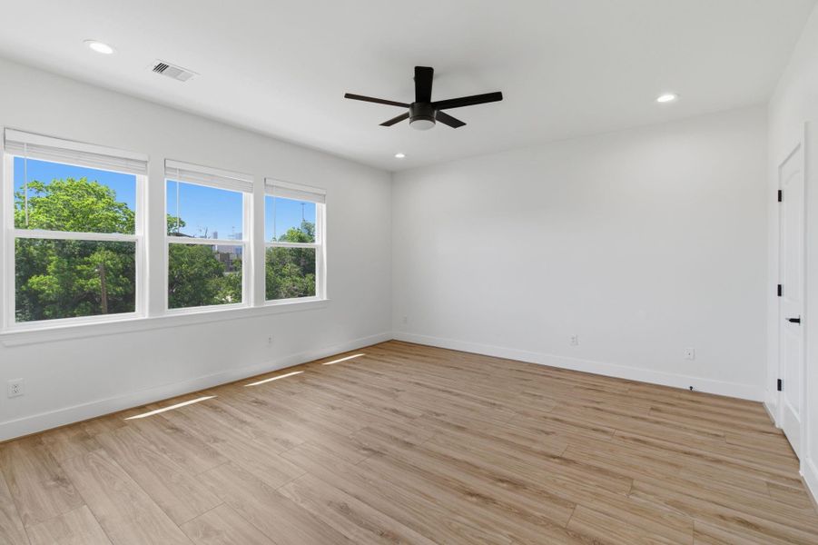 Spacious, unfurnished interior of a new home in , Houston (Image 31).