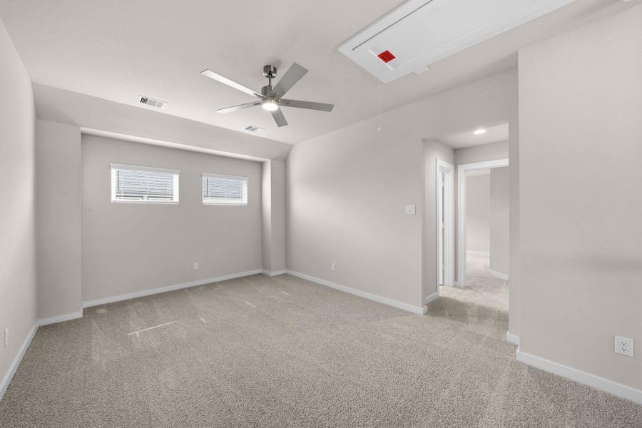 Spacious, unfurnished interior of a new home in Sunterra Lakes, Fulshear (Image 15).