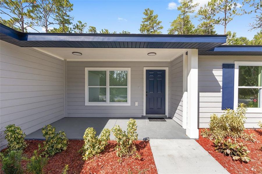 Exterior details and patio area of a home in , Dunnellon (Image 4).
