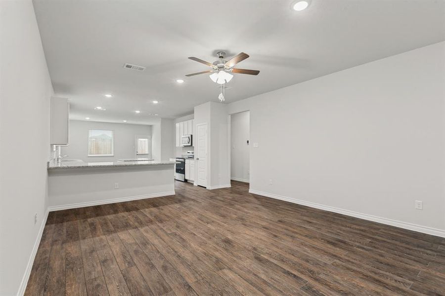 Spacious, unfurnished interior of a new home in Deer Creek, Fort Worth (Image 30). Spacious, unfurnished interior of a new home in Deer Creek, Fort Worth (Image 30).