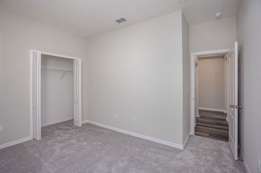 Spacious, unfurnished interior of a new home in Oakstone Farms, Leesburg (Image 42).