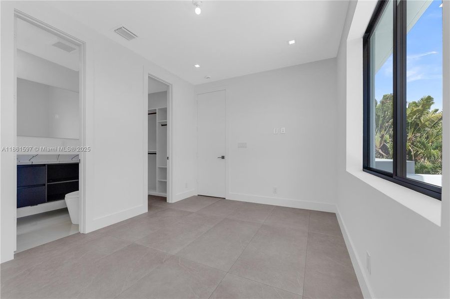 Spacious, unfurnished interior of a new home in , Pompano Beach (Image 22).