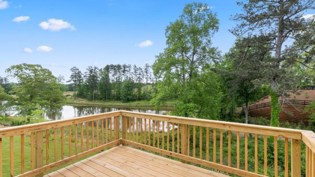 Exterior details and patio area of a home in Thompson Ridge, Dallas (Image 4).