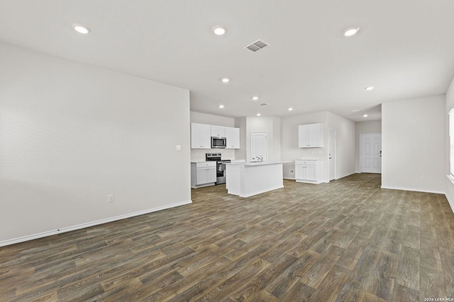 Spacious, unfurnished interior of a new home in Laurel Vistas, San Antonio (Image 24).