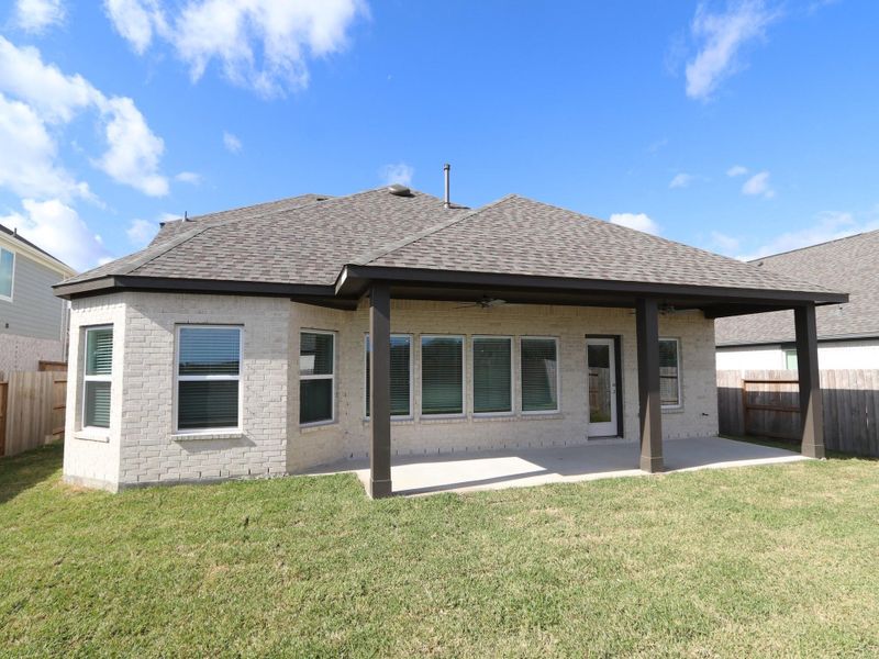 Exterior details and patio area of a home in Lago Mar, Santa Fe (Image 3). Exterior details and patio area of a home in Lago Mar, Santa Fe (Image 3).