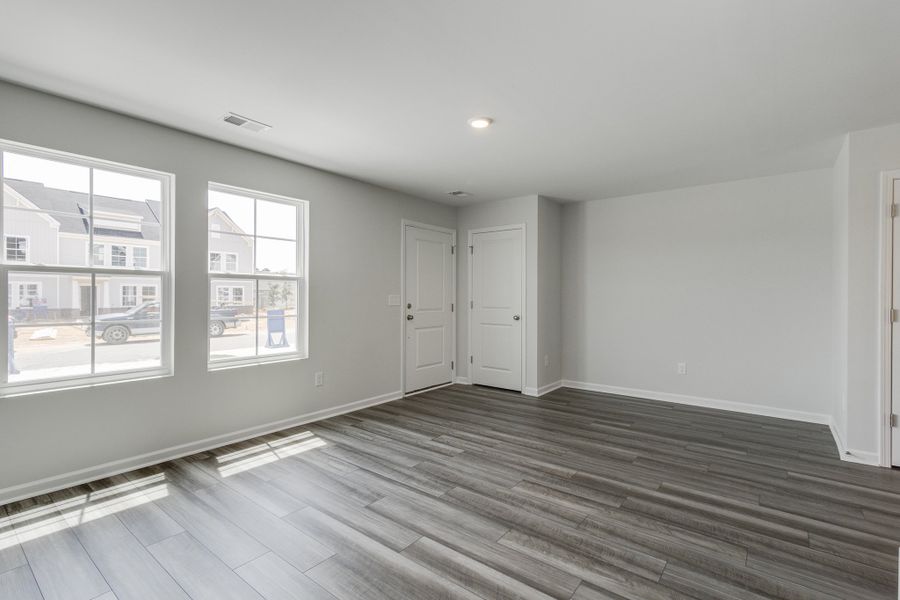 Spacious, unfurnished interior of a new home in Astoria, Columbia (Image 17).