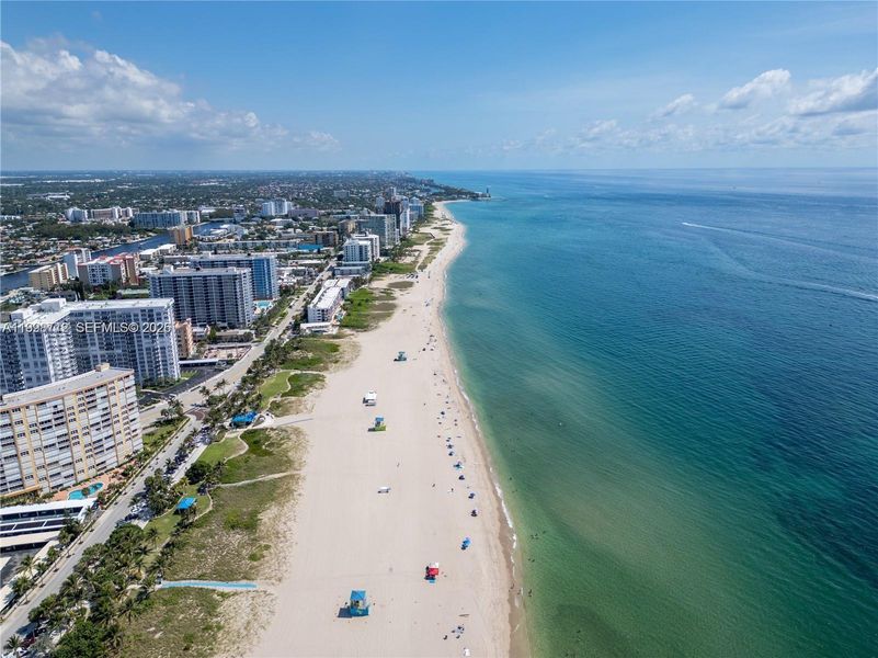 Condo located in Pompano Beach, FL showcasing its design and architecture (Image 3).