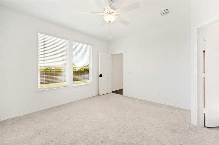 Spacious, unfurnished interior of a new home in Ridgeview Farms, Fort Worth (Image 17).