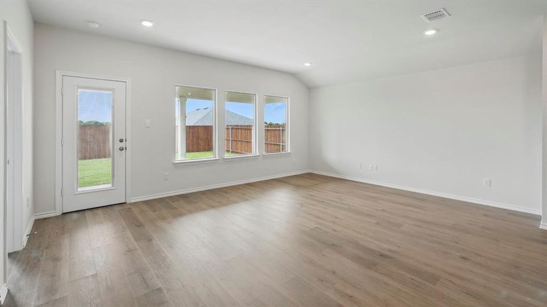 Spacious, unfurnished interior of a new home in Bluff Springs, Ferris (Image 18).