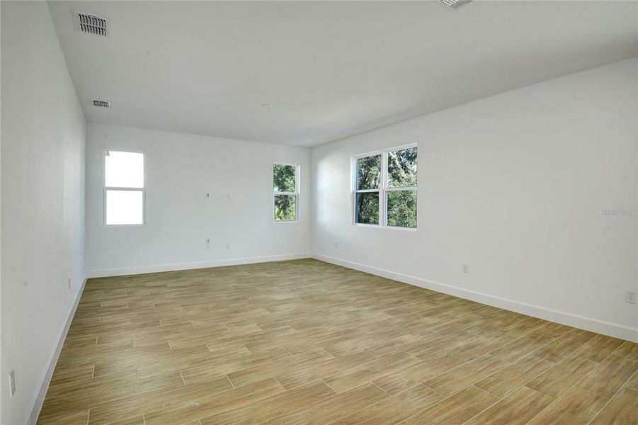 Spacious, unfurnished interior of a new home in Seasons at Wekiva Ridge, Mount Dora (Image 15).