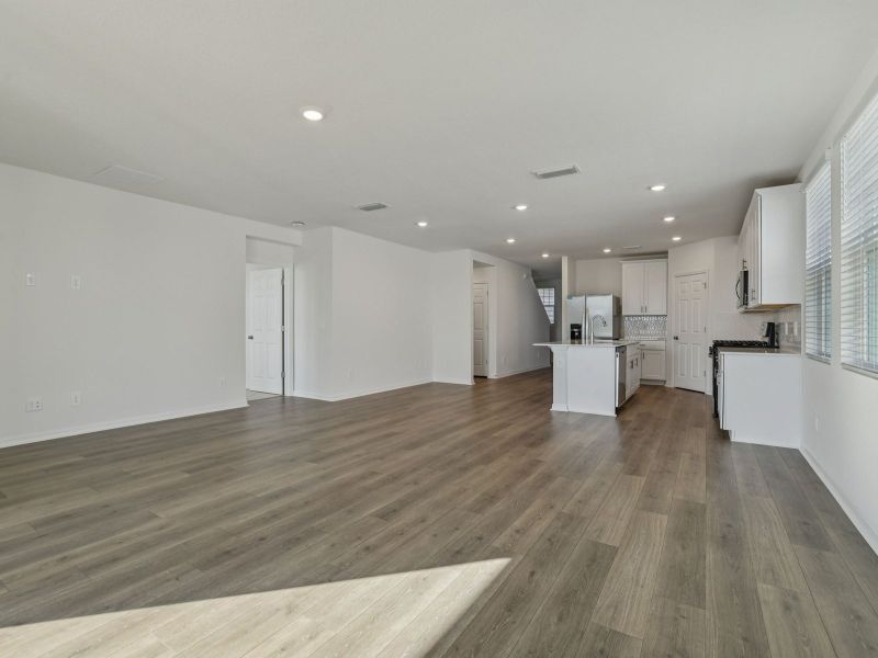 Spacious, unfurnished interior of a new home in The Reserve at Twin Lakes, St. Cloud (Image 9).