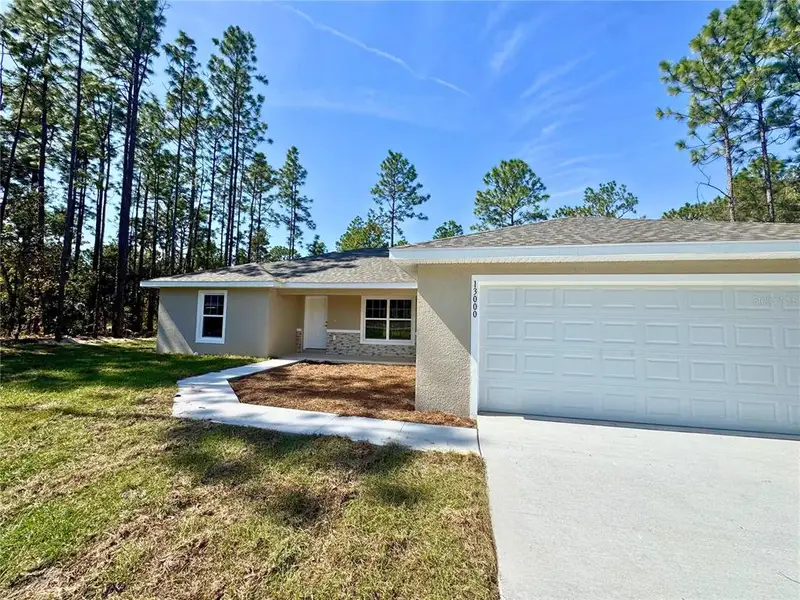 Exterior details and patio area of a home in , Dunnellon (Image 2).