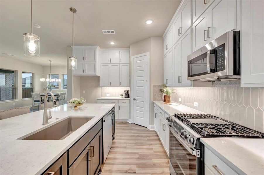 Furnished interior view inside a new home in Myrtle Creek, Waxahachie (Image 6).