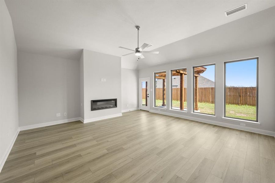 Spacious, unfurnished interior of a new home in The Retreat - Phase 1, Waxahachie (Image 34). Spacious, unfurnished interior of a new home in The Retreat - Phase 1, Waxahachie (Image 34).