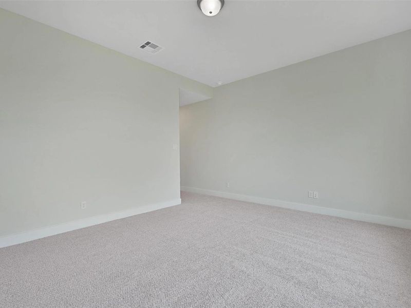 Spacious, unfurnished interior of a new home in Lago Mar, Texas City (Image 32).