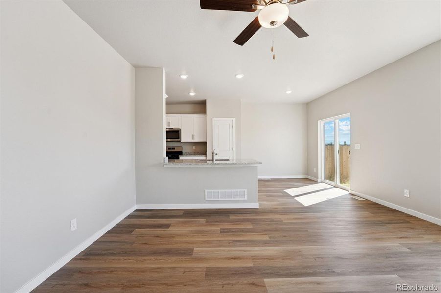 Spacious, unfurnished interior of a new home in Cottonwood Greens, Fort Lupton (Image 9).