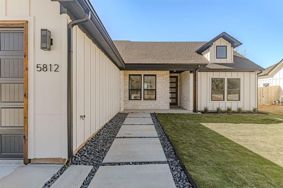 Exterior details and patio area of a home in , Granbury (Image 20).