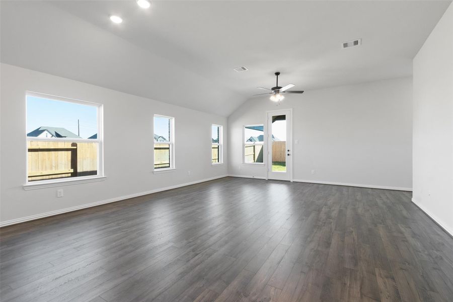 Spacious, unfurnished interior of a new home in Oakwood Estates, Waller (Image 30).