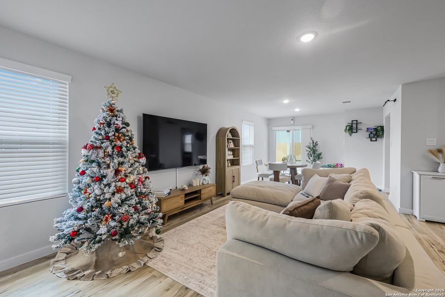 Furnished interior view inside a new home in Mesa Vista, San Antonio (Image 16).