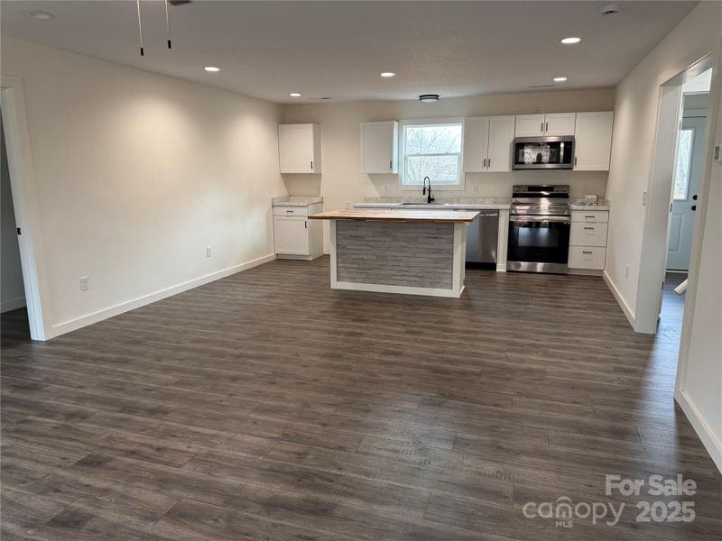 Spacious, unfurnished interior of a new home in , Marion (Image 5).