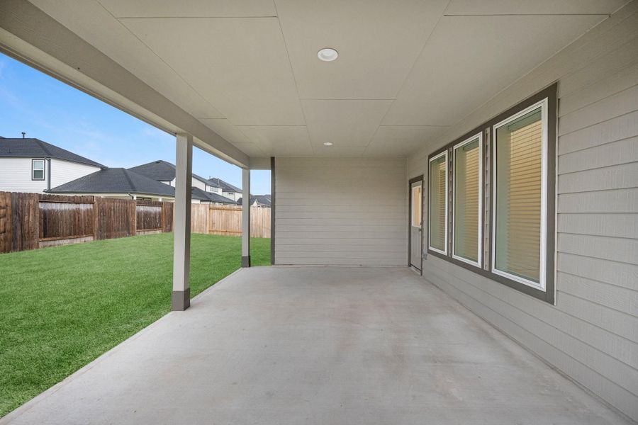 Exterior details and patio area of a home in Briarwood Crossing, Rosenberg (Image 3).