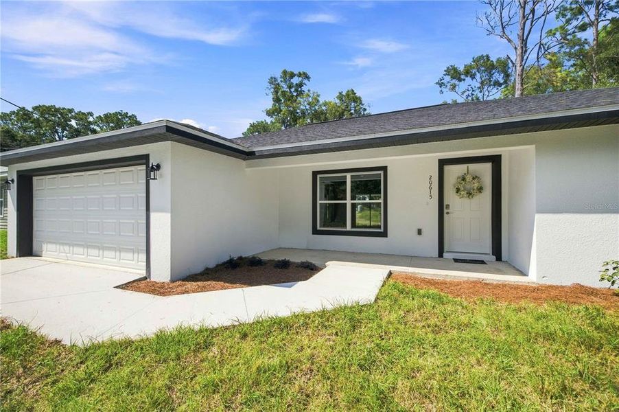 Exterior details and patio area of a home in , Dunnellon (Image 3).