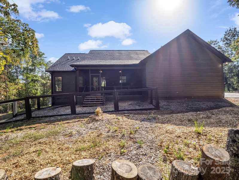 Small fenced in bayckyard.