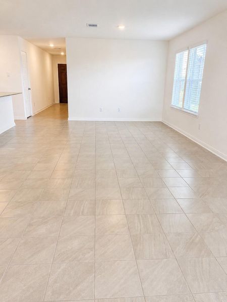Spacious, unfurnished interior of a new home in , Texas City (Image 13).