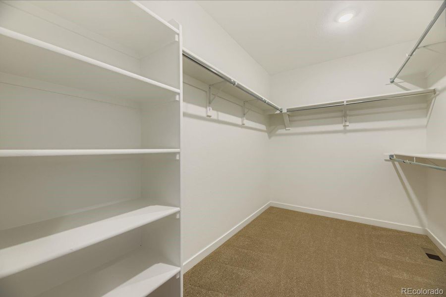 Spacious, unfurnished interior of a new home in Ken-Caryl Ranch, Littleton (Image 7).