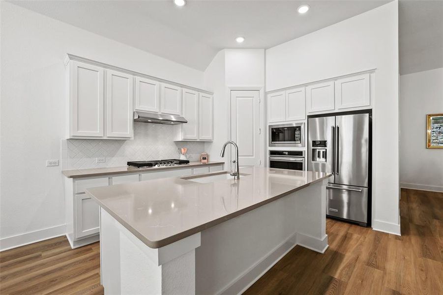 Quartz countertops with light veining are a highlight of the kitchen Quartz countertops with light veining are a highlight of the kitchen