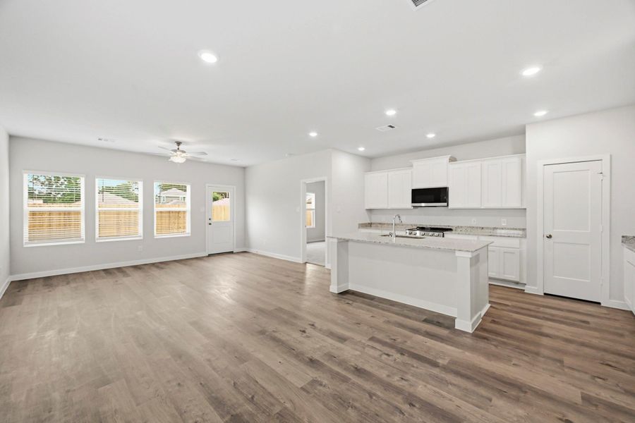 Spacious, unfurnished interior of a new home in Crockett Meadows, Conroe (Image 23).