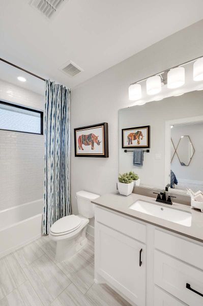 Representative furnished interior of a home built from the Verona by Tri Pointe Homes in Sienna 80′, Missouri City (Image 47).