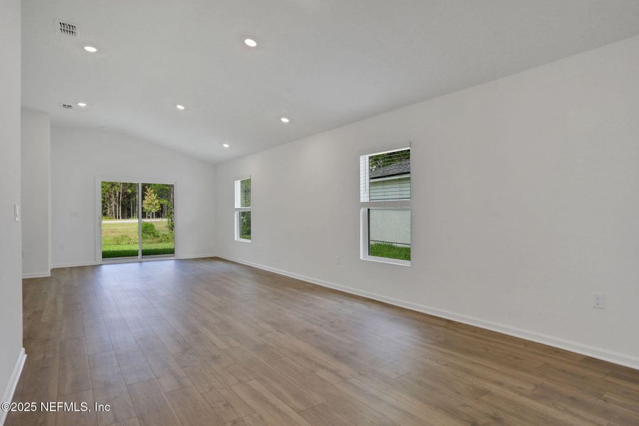 Spacious, unfurnished interior of a new home in Amberly, Green Cove Springs (Image 33).