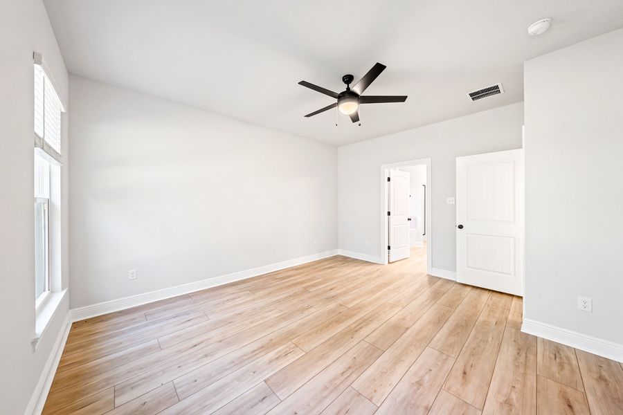 Spacious, unfurnished interior of a new home in Eagle Pointe, Pensacola (Image 18).