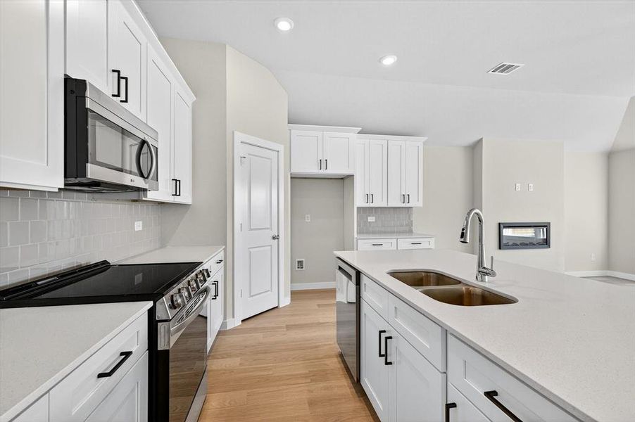 Furnished interior view inside a new home in Hickory Hill, Sherman (Image 11).